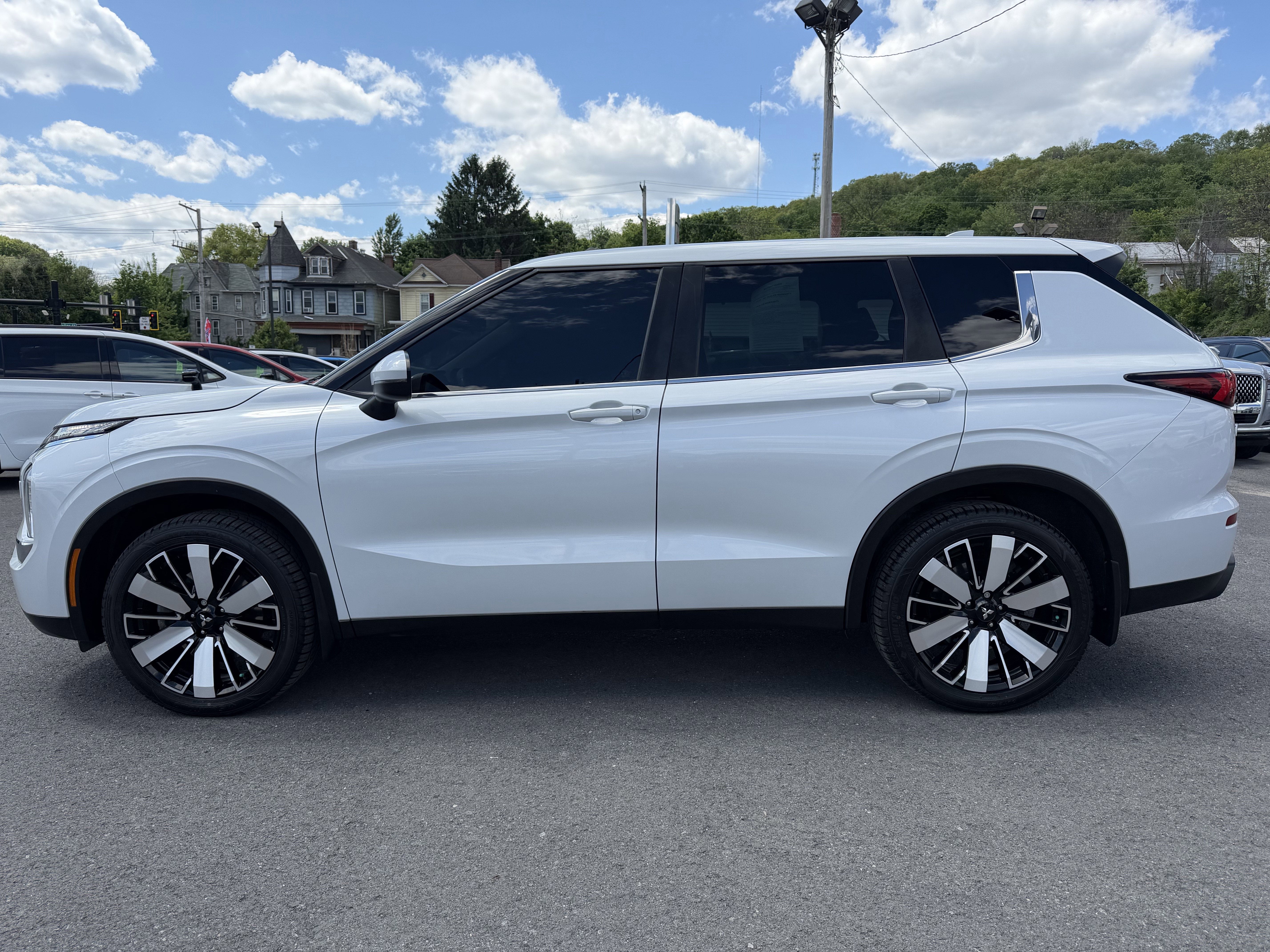 2022 Mitsubishi OUTLANDER ES