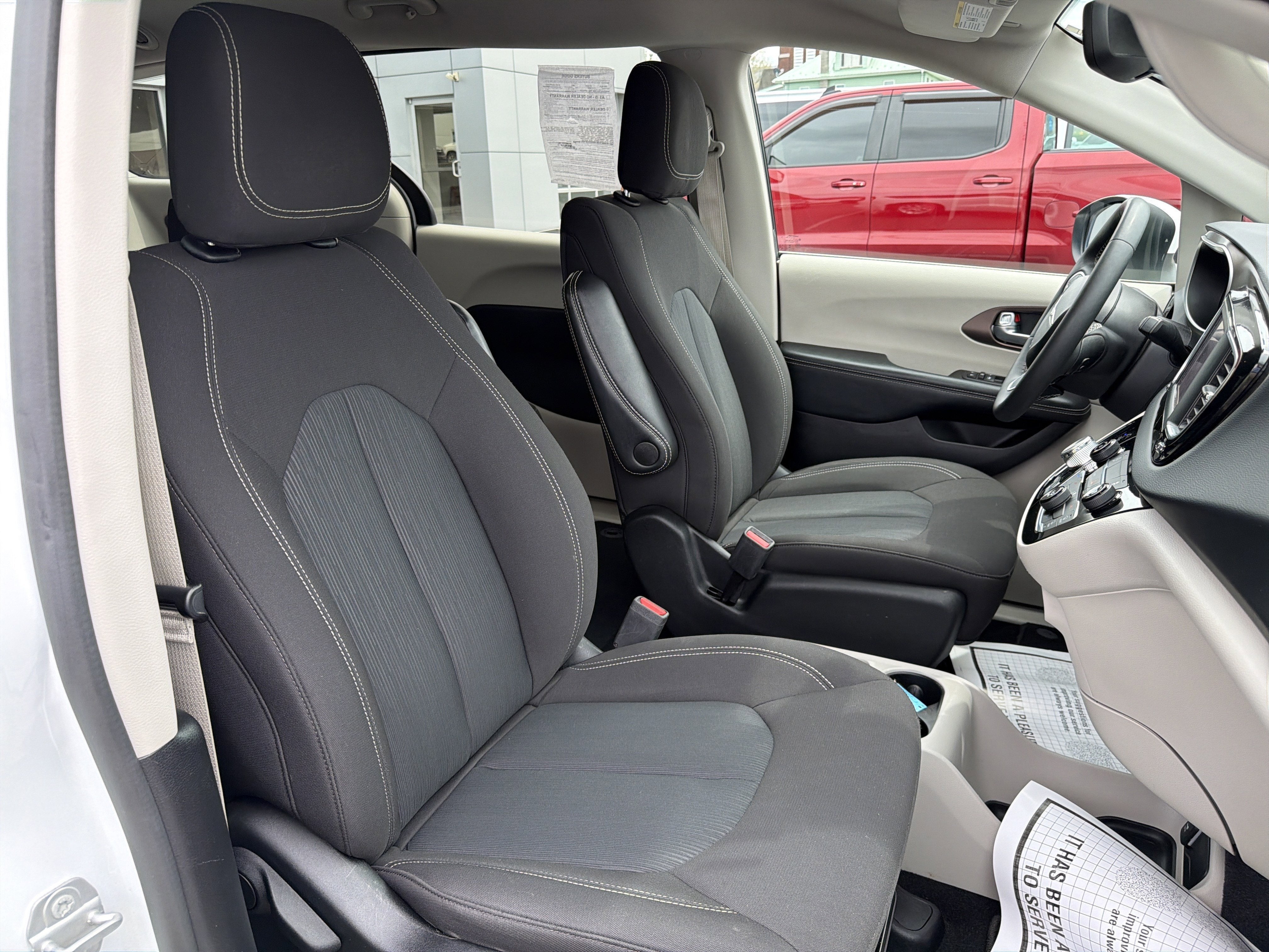 2023 Chrysler Voyager LX
